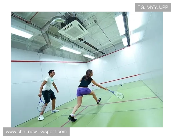 壁球选手小角度直线球命中令人叫好